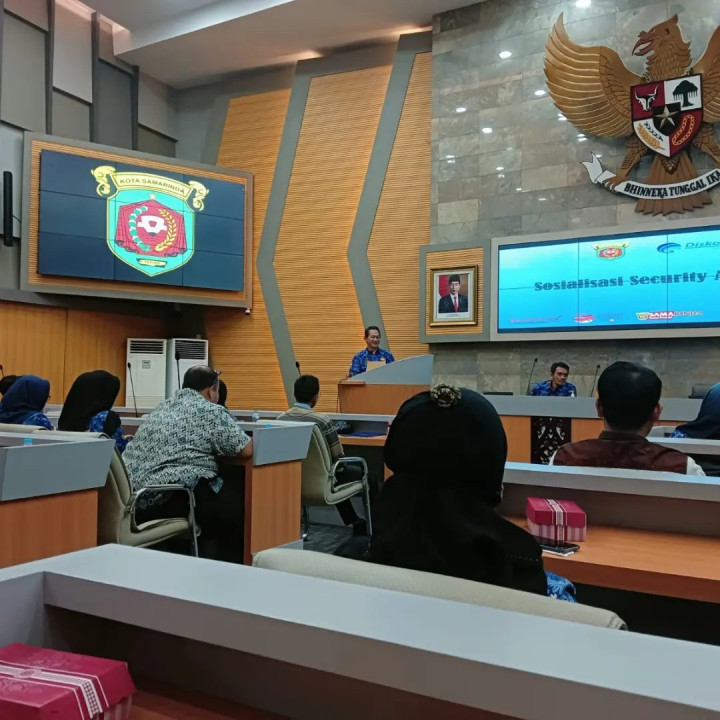Giat, Jum’at 10 November 2023, Melaksanakan kerja bakti di lingkungan kantor kelurahan sempaja barat & Sosialisasi Security Awareness Dengan Mengangkat Tema : Kenali Modus Kejahatan Malware Berjenis PDF Dan APK " di hadiri staf