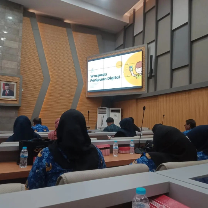 Giat, Jum’at 10 November 2023, Melaksanakan kerja bakti di lingkungan kantor kelurahan sempaja barat & Sosialisasi Security Awareness Dengan Mengangkat Tema : Kenali Modus Kejahatan Malware Berjenis PDF Dan APK " di hadiri staf