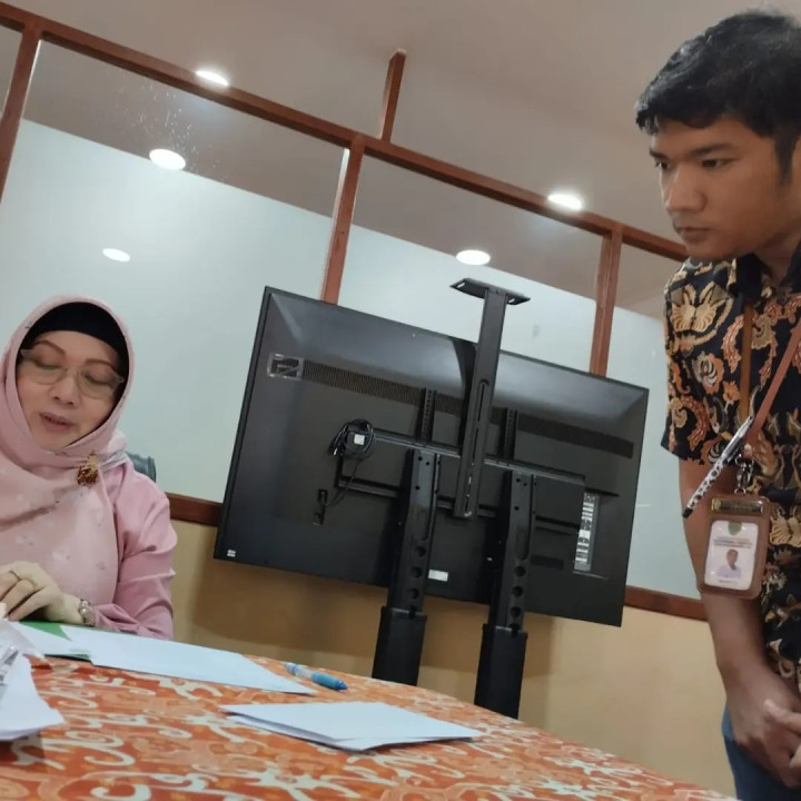 Giat, Jum’at 10 November 2023, Penyerahan Data Pekka, Kantor Pemberdayaan Perempuan dan Anak dihadiri oleh staf.