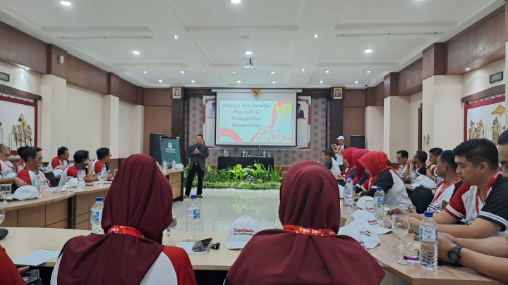 Giat, Kamis 09 November 2023 Menghadiri Character Building Training "Program Revolusi Mental" Camat dan Lurah se-Kota Samarinda di Yogyakarta dari tanggal 09 - 12 November 2023 dihadiri oleh Lurah Kelurahan Sempaja Barat.