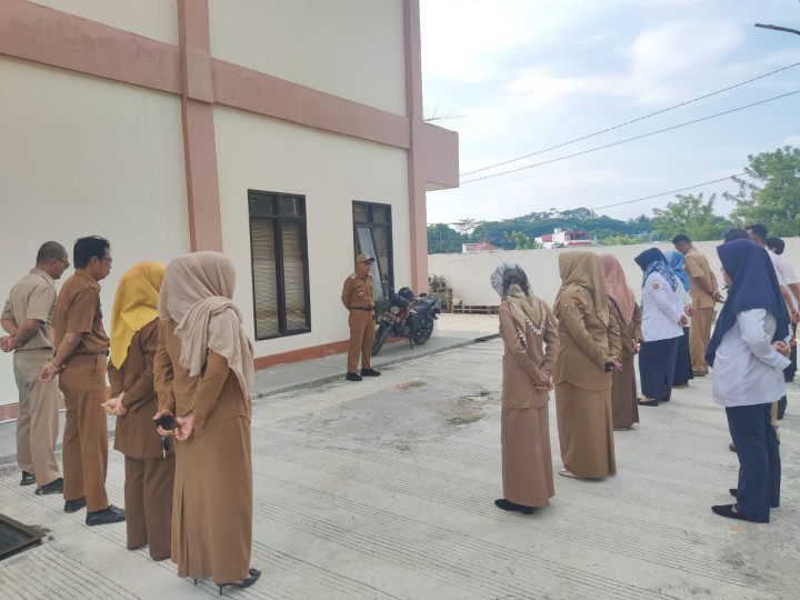 Giat, Senin 13 November 2023, Melaksanakan Apel Senin pagi di kelurahan sempaja barat di pimpin oleh Lurah.