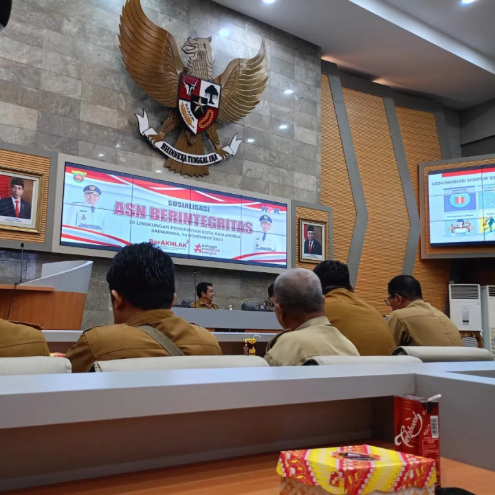 Giat Selasa, 14 November 2023, Undangan Sosialisasi ASN  Berintegritas di Ruang Mangkupalas Balaikota lt. 2 dihadiri oleh Seklur & Bendahara.