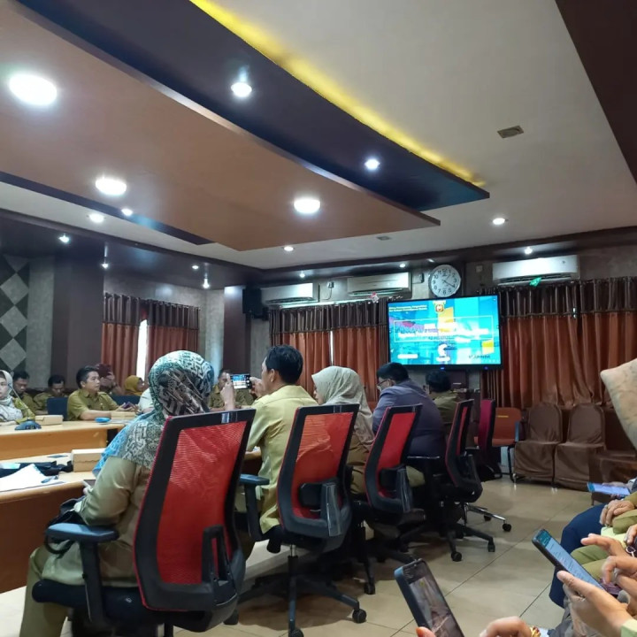 Giat Selasa, 14 November 2023, Menghadiri Rapat Koordinasi Hasil Evaluasi Kegiatan Probebaya Triwulan III Tahun 2023 di Ruang Rapat BAPPEDALITBANG Kota Samarinda dihadiri oleh Kasi Kesra, Kasi Ekbang, dan Staff.