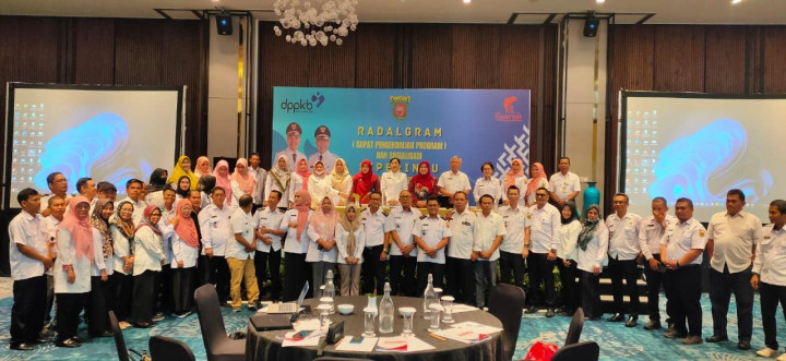 Giat, Rabu 15 November 2023,  Menghadiri Rapat RADALGRAM ( Rapat Pengendalian Program) DPPKB & Sosialisasi Aplikasi Siperindu (Sistem Informasi Peringatan Dini Pengendalian Penduduk) di Hotel Mercure dihadiri oleh Lurah.