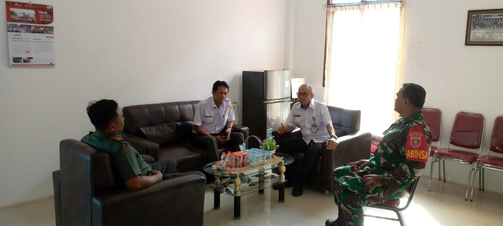 Giat, Rabu 15 November 2023, Menadapat Kunjungan/Silaturrahmi Danramil 0901-05/Samarinda Utara Kapten Inf Mangiring pada Kel.Sempaja Barat bersama Lurah, Seklur dan Babinsa Kel.Sempaja Barat.