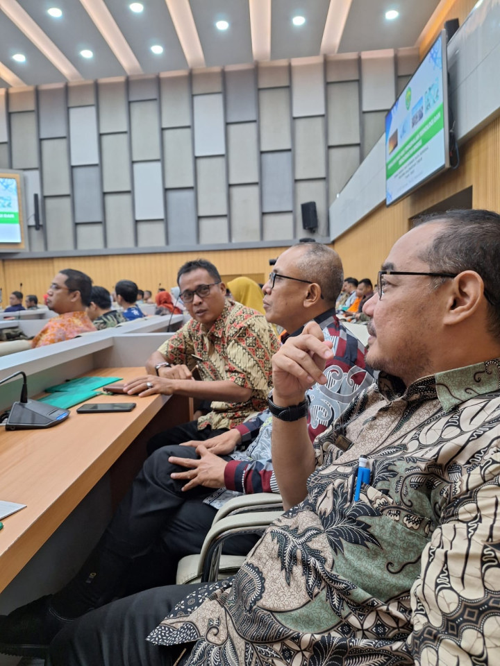 Giat, Kamis 16 November 2023, Menghadiri Rapat Sosialisasi Kiat-kiat Pengenalan Teknologi dan Penghematan Energi Kota Samarinda di ruang Rapat Mangkupalas Lt II Balaikota dihadiri Lurah.
