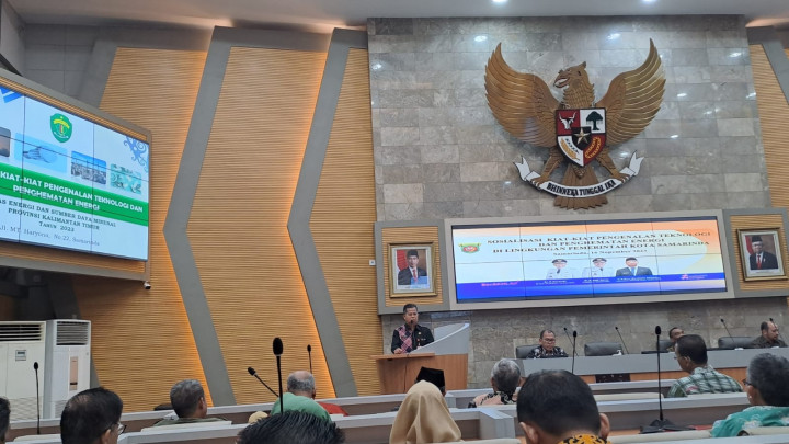 Giat, Kamis 16 November 2023, Menghadiri Rapat Sosialisasi Kiat-kiat Pengenalan Teknologi dan Penghematan Energi Kota Samarinda di ruang Rapat Mangkupalas Lt II Balaikota dihadiri Lurah.