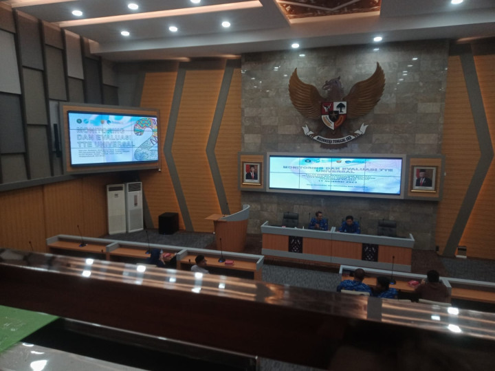 Giat, Jumat 17 November 2023, Menghadiri rapat Monitoring dan Evaluasi TTE universal di ruang mangkupalas balaikota samarinda dihadiri staf.