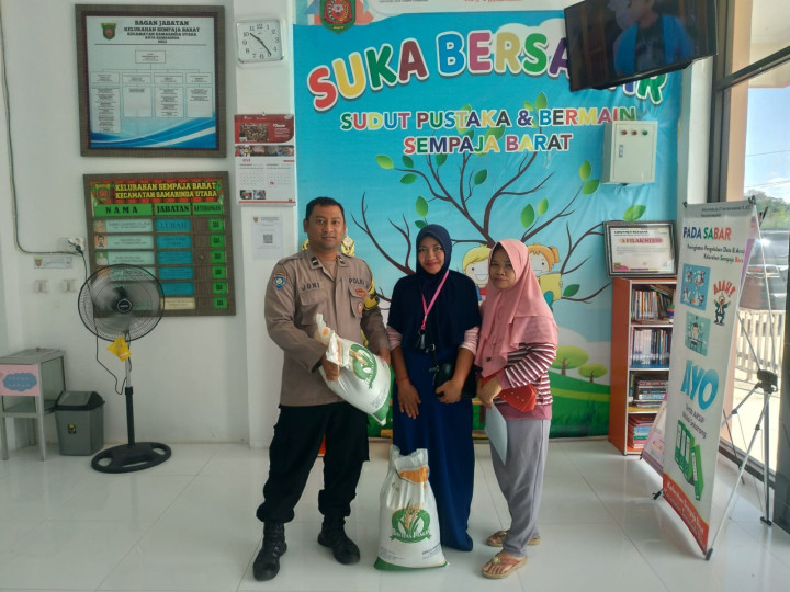 Giat, Jumat 17 November 2023 Mendistribusikan Beras CPP (Cadangan Pangan Pemerintah) sebanyak 990 Karung total 990 kg Beras Penerima Bantuan telah di terima kepada warga kurang mampu di Kelurahan Sempaja Barat.