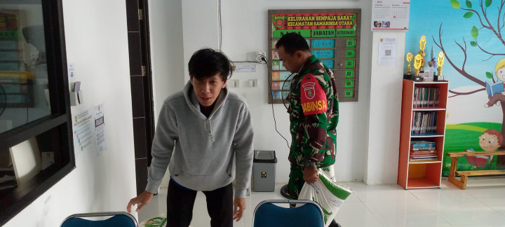 Giat, Jumat 17 November 2023 Mendistribusikan Beras CPP (Cadangan Pangan Pemerintah) sebanyak 990 Karung total 990 kg Beras Penerima Bantuan telah di terima kepada warga kurang mampu di Kelurahan Sempaja Barat.