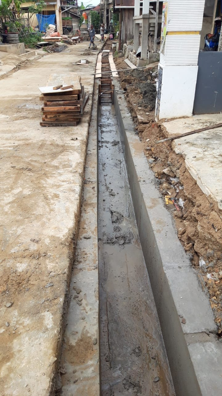 Giat, Minggu 19 November 2023 Meninjau Lokasi Pembuatan Drainase di Jl KH Wahid Hasyim GG Lorong Abadi di RT 12 di hadiri oleh Lurah, Kasi Tapem, Babinsa, Bhabinkamtibmas dan Ketua RT 12.