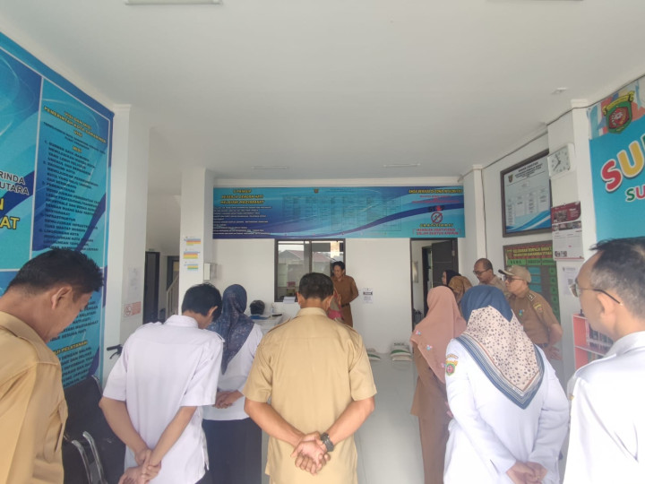 Giat, Senin 20 November 2023 Melaksanakan Apel Senin pagi di kelurahan sempaja barat dipimpin oleh Seklur.