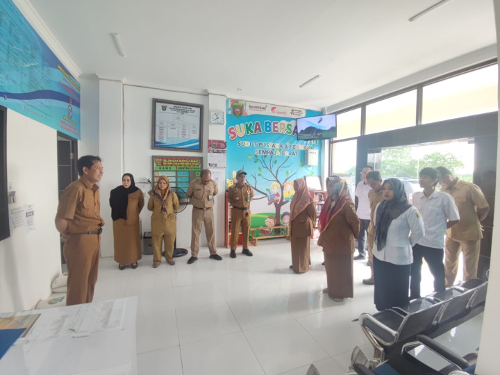 Giat, Senin 20 November 2023 Melaksanakan Apel Senin pagi di kelurahan sempaja barat dipimpin oleh Seklur.