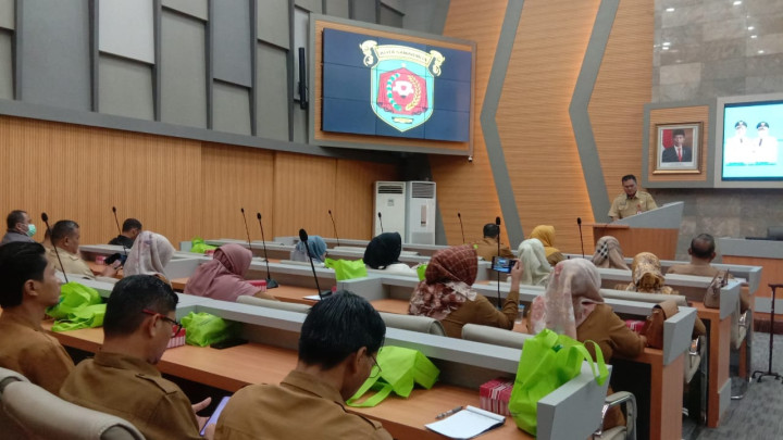 Giat, Selasa 21 November 2023, Menghadiri Rapat Koordinasi Stabilisasi Pasokan dan Harga Pangan (SPHP) di ruang Rapat Mangkupalas Lt II Balaikota dihadiri oleh Kasi Kesra.