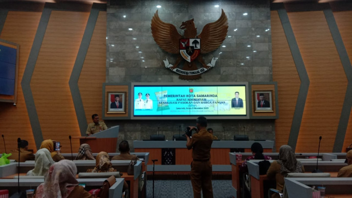Giat, Selasa 21 November 2023, Menghadiri Rapat Koordinasi Stabilisasi Pasokan dan Harga Pangan (SPHP) di ruang Rapat Mangkupalas Lt II Balaikota dihadiri oleh Kasi Kesra.
