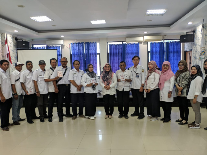 Giat, Rabu 22 November 2023, Menghadiri bimtek aplikasi SIPPIN (Sistem Informasi Proses Pelayanan IMTN) bagi operator kelurahan di aula kantor kecamatan samarinda utara dihadiri Kasi Tapem dan staf