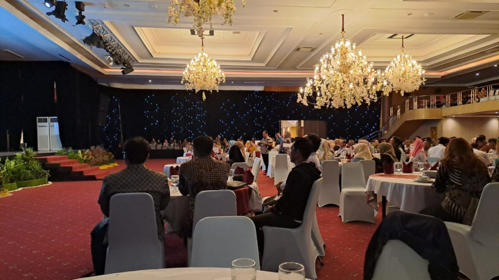Giat, Rabu 22 November 2023, Menghadiri Rapat penganugerahan kegiatan Adipura kecamatan Kota Samarinda tahun 2023 di Ballroom Lt I hotel bumi Senyiur Samarinda dihadiri oleh Lurah.