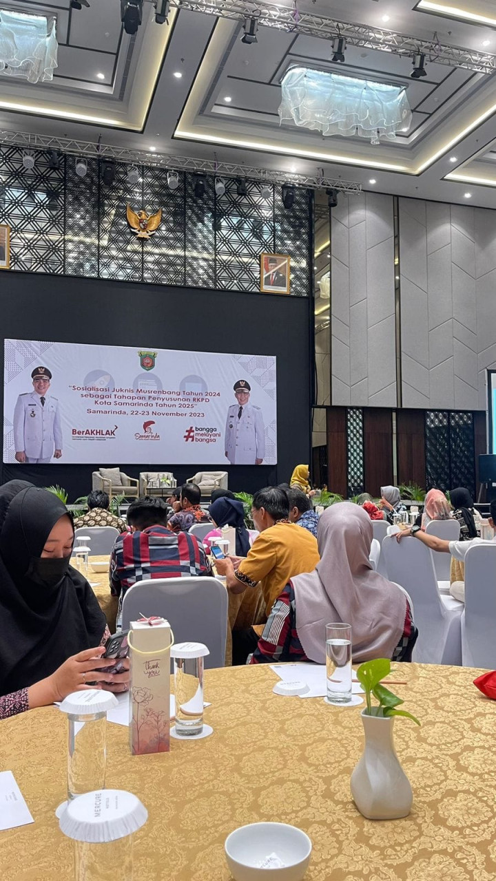 Giat, Kamis 23 November 2023, Sosialisasi Juknis Musrembang Tahun 2024 sebagai tahapan Penyusunan RKPD Kota Samarinda Tahun 2025 di Ruang Crystal Hotel Mercure Samarinda & Mengikuti Zoom Meeting Diseminasi Publikasi Data Stunted Tingkat Kota Tahun 2023