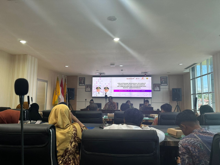 Giat, Kamis 23 November 2023, Menghadiri Rapat Sosialisasi mengenai cara pemotongan dan pemungutan pajak dan pemadanan NIK-NPWP di Hotel Puri Senyiur & Menghadiri Pelatihan Bahasa Isyarat di Ruang Rapat Lt 5 DPMPTSP