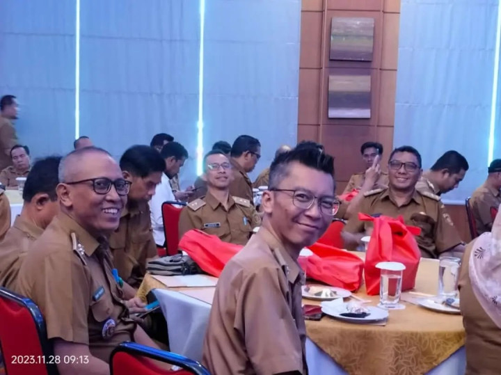 Giat Selasa, 28 November 2023, Mengikuti Pembinaan Prodeskel dan Epdeskel di Hotel Raja oleh Staff. & Sosialisasi Pendidikan Politik dengan Tema "Netralitas ASN dalam Menghadapi Pemilu dan Pilkada Tahun 2024" di Hotel Puri Senyiur (Samarinda Ball Room)