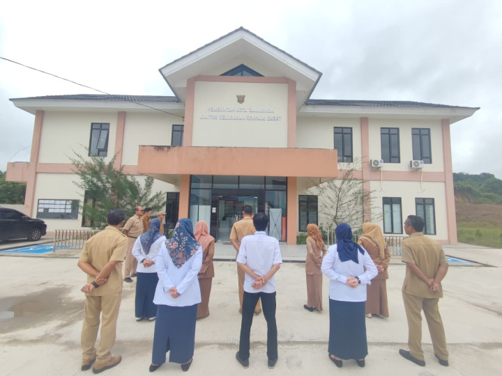 Giat, Senin 27 November 2023, Melaksanakan Apel Senin pagi di kelurahan sempaja barat di pimpin oleh Kasi Ekobang. & Menghadiri Tekhnical meeting untuk Lomba busana batik Samarinda di hadiri oleh staf.