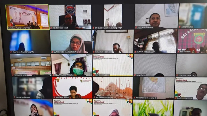 Giat Kamis, 30 November 2023, Mengikuti Zoom Meeting tentang Sosialisasi Perda RT RW Kota Samarinda diikuti oleh Lurah.