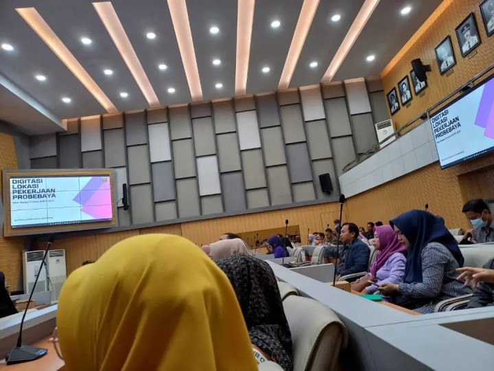 Giat Jum'at, 30 November 2023,Sosialisasi Konektivitas Data Spasial pada Aplikasi E-Dalev dengan Aplikasi Geoportal dalam Kegiatan Infrastruktur Probebaya di Ruang Rapat Mangkupalas Balaikota Kota Samarinda.