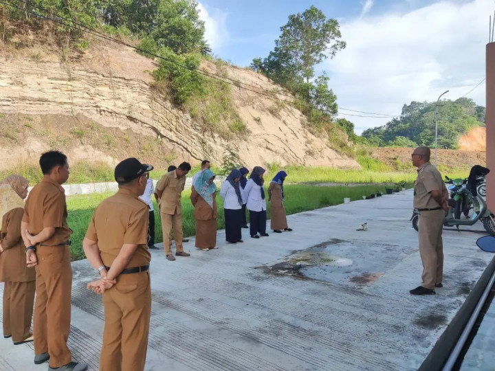 Giat Senin, 04 Desember 2023 , Melaksanakan Apel Senin pagi di Kelurahan Sempaja Barat dipimpin oleh Kasi Pemtrantib.