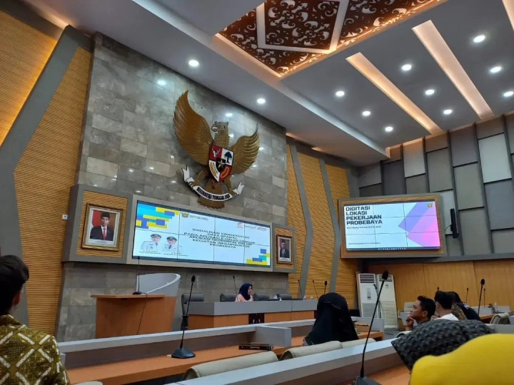 Giat Senin, 04 Desember 2023, Menghadiri Sosialiasi Pengembangan Sistem Survey Kepuasan Masyarakat dan Evaluasi / Bimtek SIPPIN di Ruang Rapat Mangkupalas Balaikota Kota Samarinda dihadiri oleh Seklur.