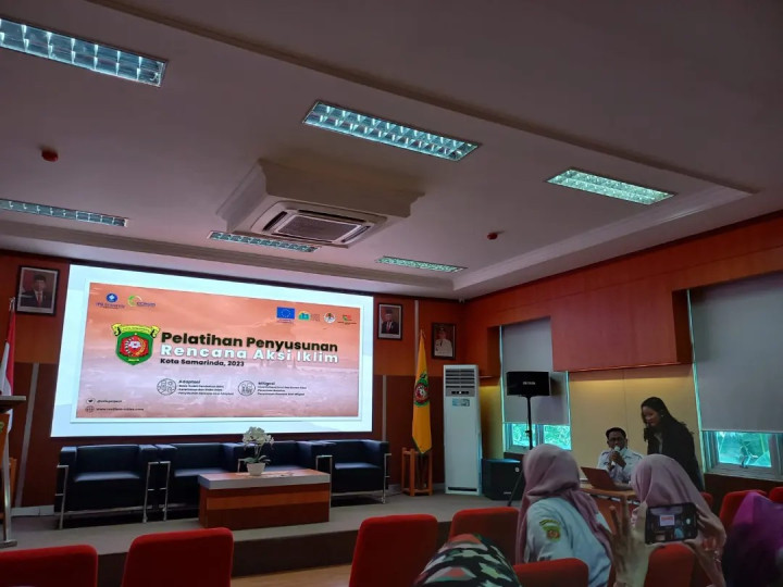 Giat Rabu, 06 Desember 2023, Menghadiri Kegiatan Rapat Koordinasi Hasil Analisis Rencana Aksi Iklim Kelurahan di Ruang Mangkupalas Balaikota Kota Samarinda dihadiri oleh Kasi Ekobang.