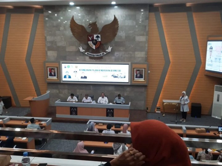 Giat Rabu, 06 Desember 2023, Menghadiri Undangan Sosialisasi Diskon Membayar Pajak Kendaraan Bermotor Sebelum Jatuh Tempo di Ruang Mangkupalas Balaikota Kota Samarinda dihadiri oleh Lurah