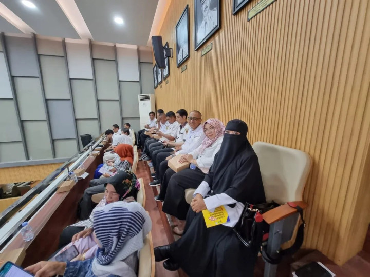 Giat Rabu, 06 Desember 2023, Menghadiri Undangan Sosialisasi Diskon Membayar Pajak Kendaraan Bermotor Sebelum Jatuh Tempo di Ruang Mangkupalas Balaikota Kota Samarinda dihadiri oleh Lurah