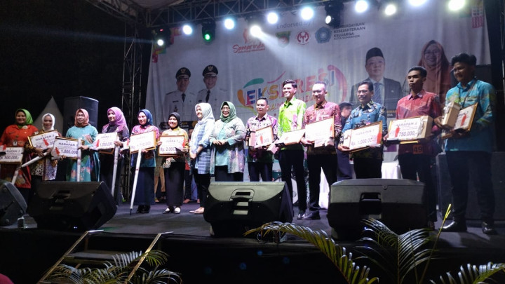 Giat, Jum'at 08 Desember 2023, Lomba busana batik di GOR segiri Samarinda, Alhamdulillah kelurahan sempaja barat mendapatkan juara 3 untuk putra.