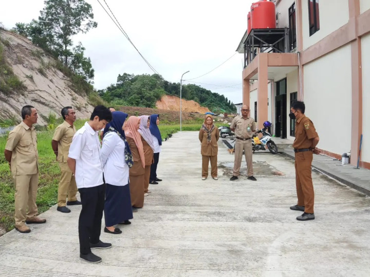 Giat Senin, 11 Desember 2023, Melaksanakan Apel Senin Pagi di Kelurahan Sempaja Barat dipimpin oleh Seklur & Undangan Pembinaan, Penguatan dan Evaluasi Tim Pendamping Keluarga (TPK) di Aula Kecamatan Samarinda Utara