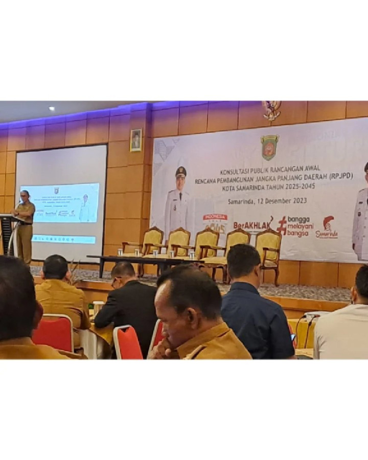 Giat Selasa, 12 Desember 2023, Menghadiri Undangan Konsultasi Publik Rancangan Awal Rencana Pembangunan Jangka Panjang Daerah (RPJPD) Kota Samarinda Tahun 2025-2045 di Ball Room Hotel Puri Senyiur dihadiri oleh Lurah.