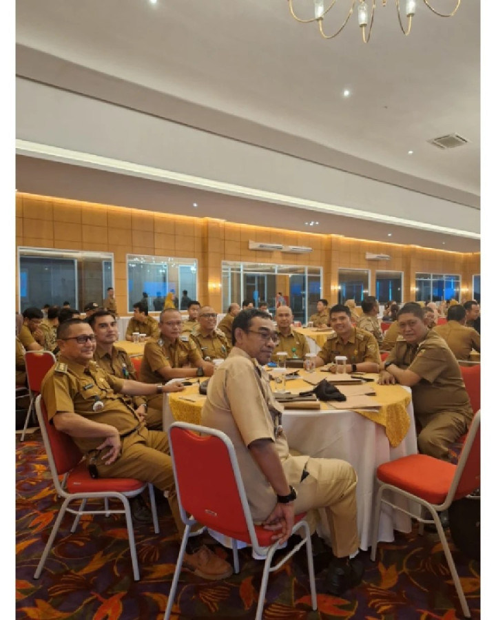 Giat Selasa, 12 Desember 2023, Menghadiri Undangan Konsultasi Publik Rancangan Awal Rencana Pembangunan Jangka Panjang Daerah (RPJPD) Kota Samarinda Tahun 2025-2045 di Ball Room Hotel Puri Senyiur dihadiri oleh Lurah.