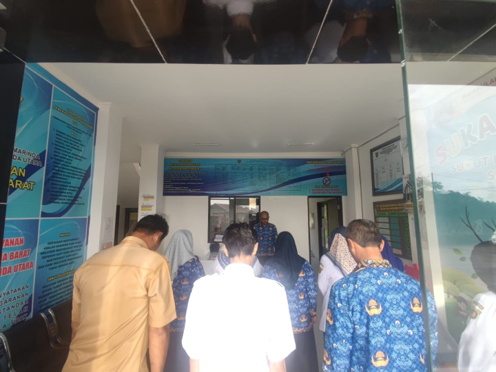 Giat, Senin 18 Desember 2023, Melaksanakan Apel Senin pagi di kelurahan sempaja barat di pimpin oleh Kasi Tapem.