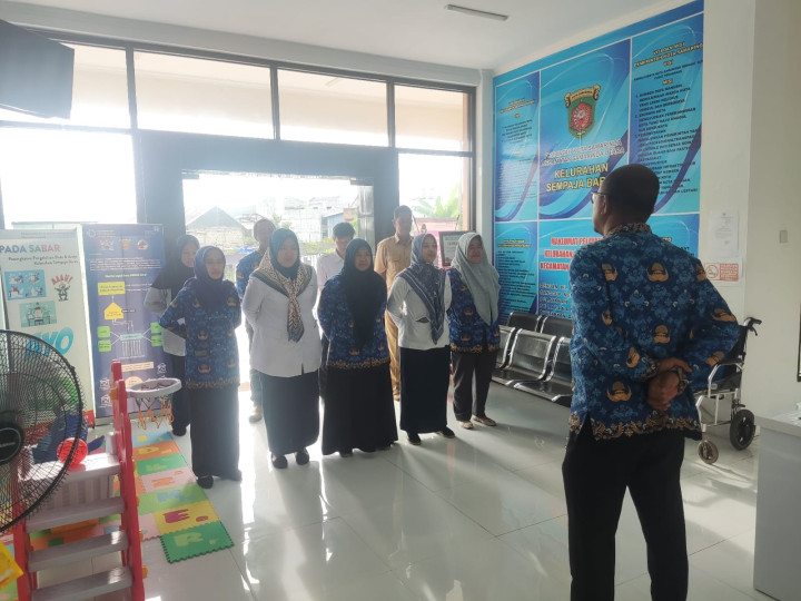 Giat, Senin 18 Desember 2023, Melaksanakan Apel Senin pagi di kelurahan sempaja barat di pimpin oleh Kasi Tapem.