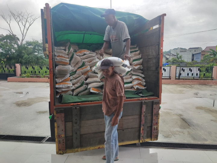 Giat, Senin 18 Desember 2023, Menerima Pendistribusian Beras CPP (Cadangan Pangan Pemerintah) Tahap II sebanyak 94 Karung total 940 kg Beras Penerima Bantuan yang akan di bagikan kepada warga kurang mampu di Kelurahan Sempaja Barat.