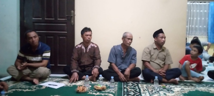 Giat Malam, Selasa 19 Desember 2023 Menghadiri Rembuk Warga Persiapan Kegiatan Probebaya Tahun 2025 dan Musrembang Tahun 2025 di RT 02 Kelurahan Sempaja Barat dihadiri oleh Lurah, Seklur, Kasi Ekobang, Kasi Tapem beserta staf.