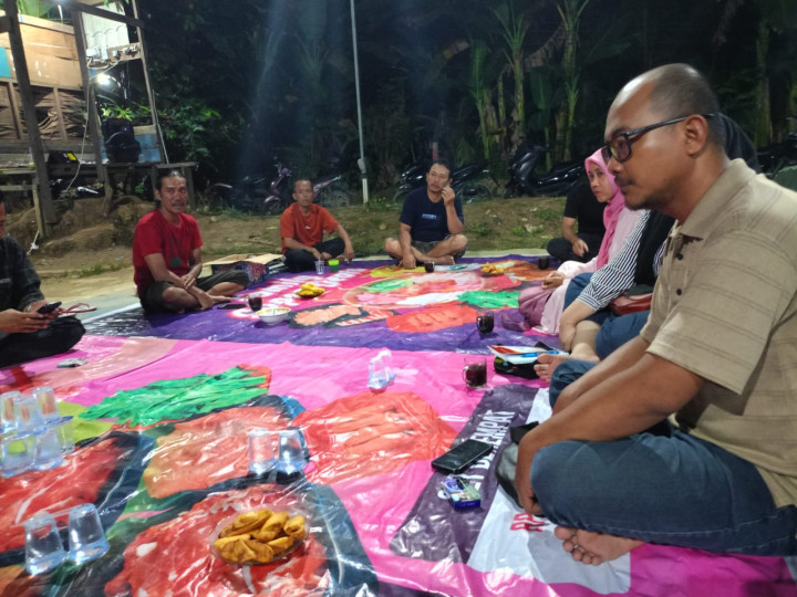 Giat malam, Rabu 20 Desember 2023 Menghadiri Rembuk Warga Persiapan Kegiatan Probebaya Tahun 2025 dan Musrembang Tahun 2025 di RT 12 Kelurahan Sempaja Barat dihadiri oleh Seklur, Kasi Tapem dan Tim Pendamping Probebaya