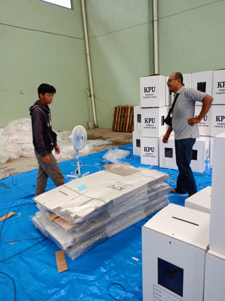 Giat, Jum'at 22 Desember 2022, Hari pertama kegiatan Perakitan Kotak Suara Pemilu Tahun 2024 di Gudang Logistik KPU Kota Samarinda dihadiri Seklur, Kasi Tapem dan staf Sekretariat PPS Sempaja Barat.
