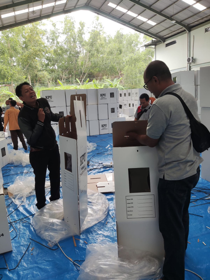 Giat, Jum'at 22 Desember 2022, Hari pertama kegiatan Perakitan Kotak Suara Pemilu Tahun 2024 di Gudang Logistik KPU Kota Samarinda dihadiri Seklur, Kasi Tapem dan staf Sekretariat PPS Sempaja Barat.