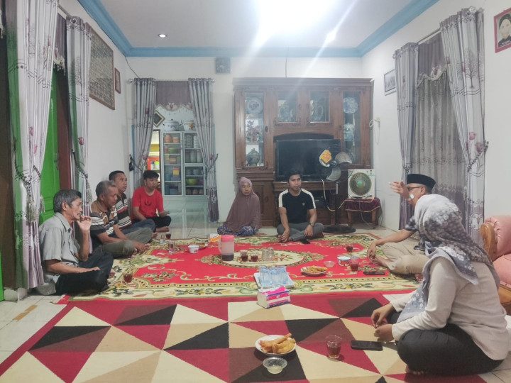 Giat malam, Jum'at 22 Desember 2023 Menghadiri Rembuk Warga Persiapan Kegiatan Probebaya Tahun 2025 dan Musrembang Tahun 2025 di RT 03 Kelurahan Sempaja Barat dihadiri oleh Lurah beserta staf dan Tim Pendamping Probebaya