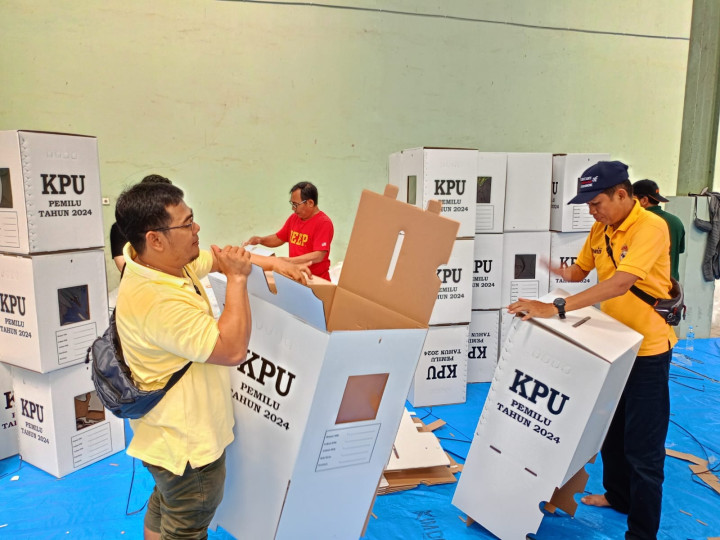 Giat, Sabtu 23 Desember 2022, Hari kedua Kegiatan perakitan Kotak Suara Pemilu Tahun 2024 di  Gudang Logistik KPU Kota Samarinda dihadiri Seklur, Kasi Tapem dan staf Sekretariat PPS Sempaja Barat.