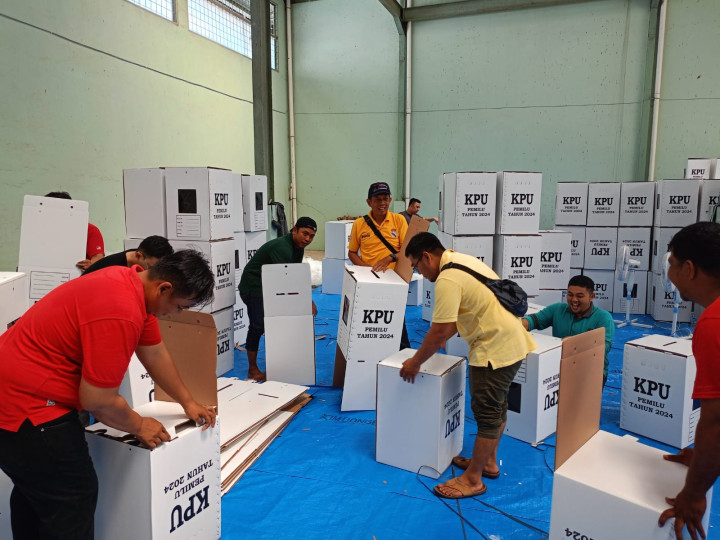 Giat, Sabtu 23 Desember 2022, Hari kedua Kegiatan perakitan Kotak Suara Pemilu Tahun 2024 di  Gudang Logistik KPU Kota Samarinda dihadiri Seklur, Kasi Tapem dan staf Sekretariat PPS Sempaja Barat.