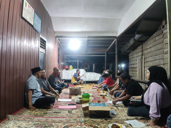 Giat malam, Sabtu 23 Desember 2023 Menghadiri Rembuk Warga Persiapan Kegiatan Probebaya Tahun 2025 dan Musrembang Tahun 2025 di RT 10 pada Kelurahan Sempaja Barat dihadiri oleh Lurah, Kasi Tapem dan Tim Pendamping Probebaya