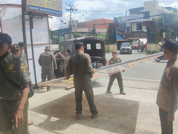 Giat, Kamis 28 Desember 2023 Penertiban Spanduk/Baliho ALGAKA di  sepanjang jalan AWS, KH. Wahid Hasyim 2 Dan Ring Road 3 di hadiri Lurah beserta staf dan Satpol PP Kecamatan Samarinda Utara.