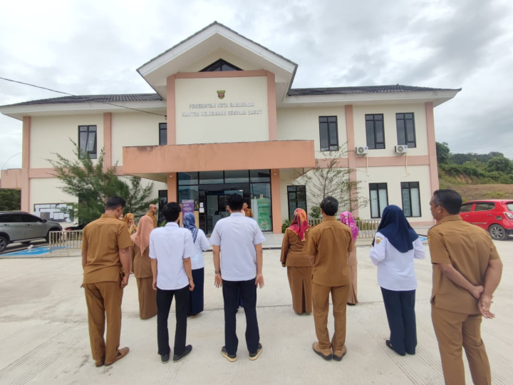 Giat, Senin 08 Januari 2024, Melaksanakan Apel Senin pagi di kelurahan sempaja barat di pimpin oleh sekretaris lurah