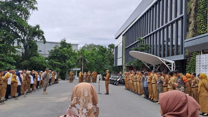 Giat, Senin 08 Januari 2024, Menghadiri Apel pagi, penyerahan bantuan dari satpol PP provinsi Kalimantan timur kepada satlinmas kecamatan dan kelurahan di halaman parkir barat balaikota samarinda di hadiri oleh Lurah.